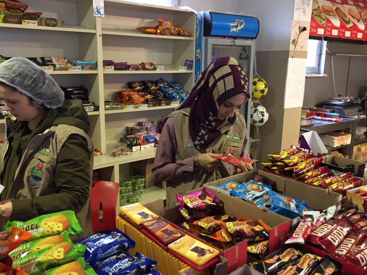 drahmetrasim's tweet photo. Sağlık Bakanlığı, gerçekten obezite ve peşinden gelen onlarca kronik hastalıkla mücadele etmek, bunları önlemek istiyorsa okul kantinlerinde paketli yiyecek içecek satışını derhal yasaklamalıdır. @saglikbakanligi https://t.co/0cpeLvWWy9