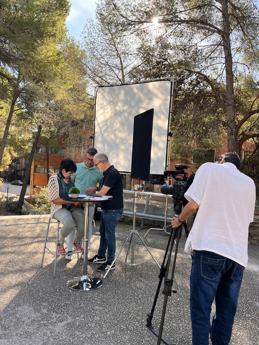🎥 Primera jornada del projecte per donar visibilitat a la tasca dels grups! Vídeos que donaran a conèixer les seves línies de recerca i projectes actuals. <a href="/UB_tv/">UBtv</a> ens acompanya en la producció, ens fa molta il·lusió poder compartir-ho amb tothom! <a href="/EducacioUB/">Facultat Educació UB</a>