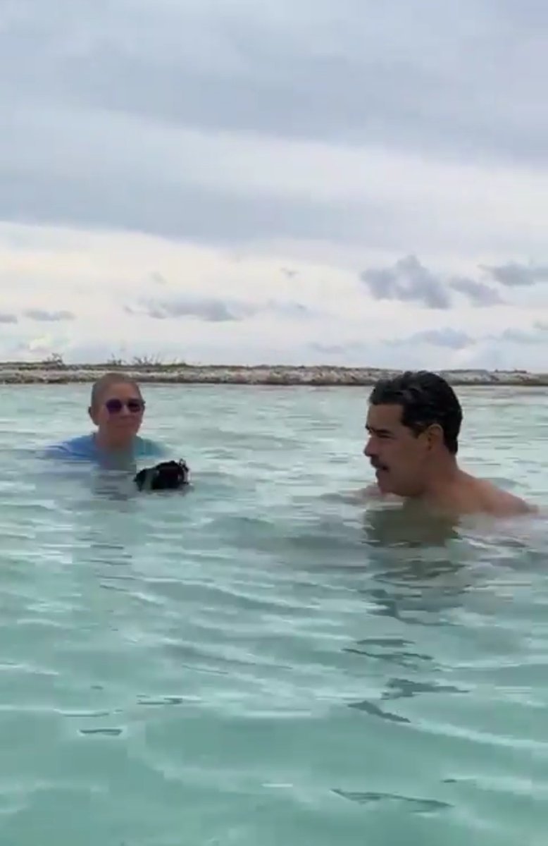 SonPolemicas's tweet photo. Si Maduro come pasta con caraotas los Escuálidos sufren...
Si Maduro se baña en la playa también sufren...
Si les gana las elecciones sufren más...
Si Maduro baila se amargan...
El problema no es Maduro, el problema es tener una oposicion dañada mentalmente, que solo sabe odiar. https://t.co/vSf12klxQc