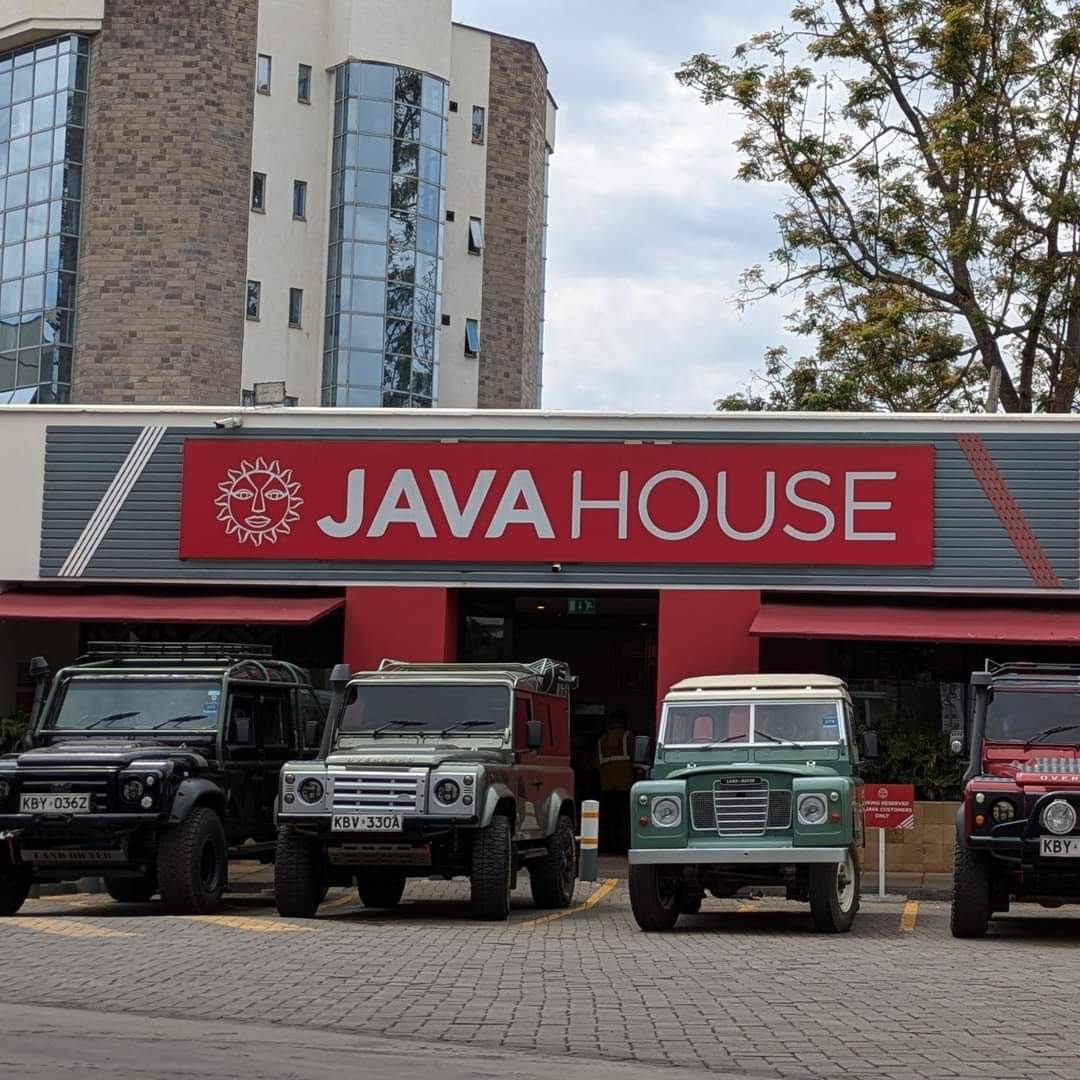 JaMtoka's tweet image. .@javahouseafrica Coffee, Elegance, a Lone Land Cruiser and lots of Land Rovers #AboveAndBeyond #LetsGoPlaces #JavaLove (Via Overland 4X4 Terrafirma Kenya)