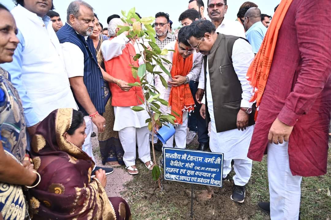 NagarJamul's tweet photo. स्वच्छता  ही सेवा" एवं "एक पेड़ माँ के नाम" अभियान के तहत माननीय मंत्री श्री टंक राम वर्मा जी  द्वारा जामुल में  परिसर में पौधारोपण किया गया।
#स्वच्छताहीसेवा
 #SwachhataHiSeva #SwachhataHiSeva2024
#specialcampaign4 #SwachhBharatMission https://t.co/mrXjks9jzw