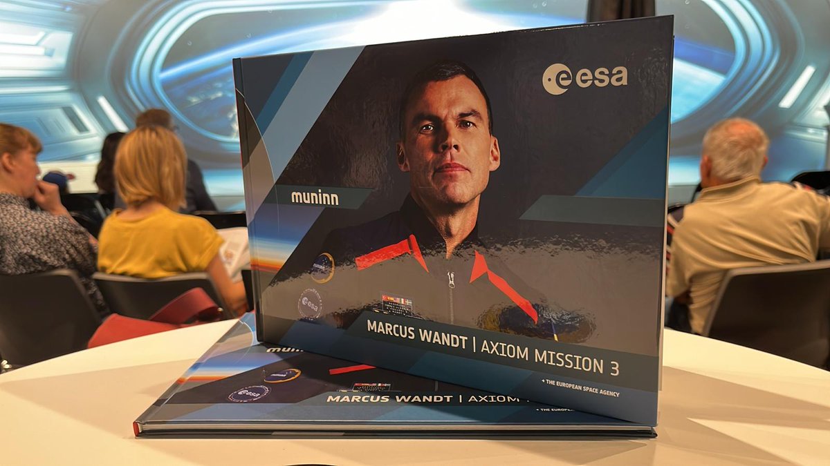 esaspaceflight's tweet image. 📘A book for a mission full of firsts. 
🧑🏼‍🚀 @astro_marcus presented the #Muninn book at the Göteborg Book Fair, Sweden&apos;s largest literary event.
🚀 Join Marcus&apos;s space adventure &amp;amp; download the Muninn book:
🇬🇧 English: esamultimedia.esa.int/docs/corporate…
🇸🇪 Swedish: esamultimedia.esa.int/docs/corporate…