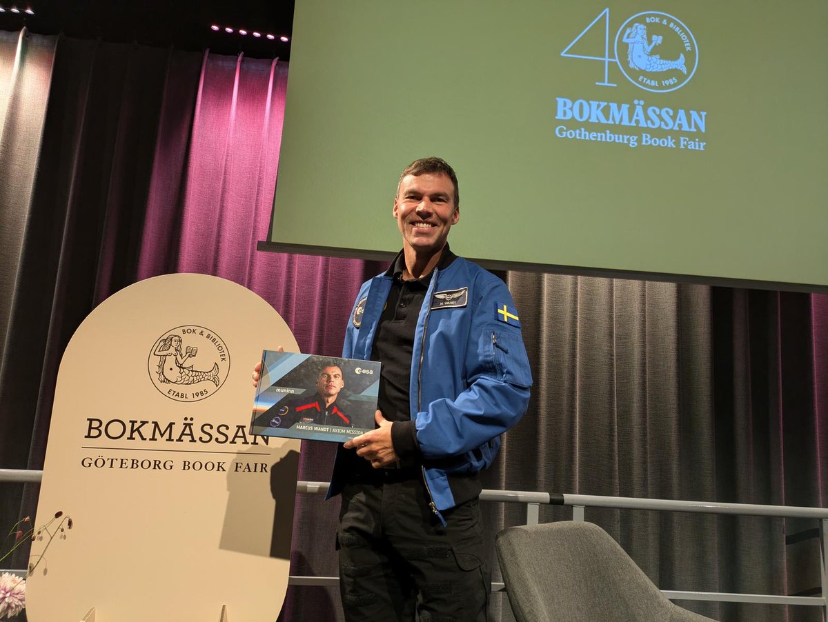 Human Spaceflight (@esaspaceflight) on Twitter photo 📘A book for a mission full of firsts.
🧑🏼🚀 <a href="/astro_marcus/">Marcus Wandt</a> presented the #Muninn book at the Göteborg Book Fair, Sweden's largest literary event.
🚀 Join Marcus's space adventure & download the Muninn book:
🇬🇧 English: esamultimedia.esa.int/docs/corporate…
🇸🇪 Swedish: esamultimedia.esa.int/docs/corporate… 📘A book for a mission full of firsts.
🧑🏼🚀 <a href="/astro_marcus/">Marcus Wandt</a> presented the #Muninn book at the Göteborg Book Fair, Sweden's largest literary event.
🚀 Join Marcus's space adventure & download the Muninn book:
🇬🇧 English: esamultimedia.esa.int/docs/corporate…
🇸🇪 Swedish: esamultimedia.esa.int/docs/corporate…