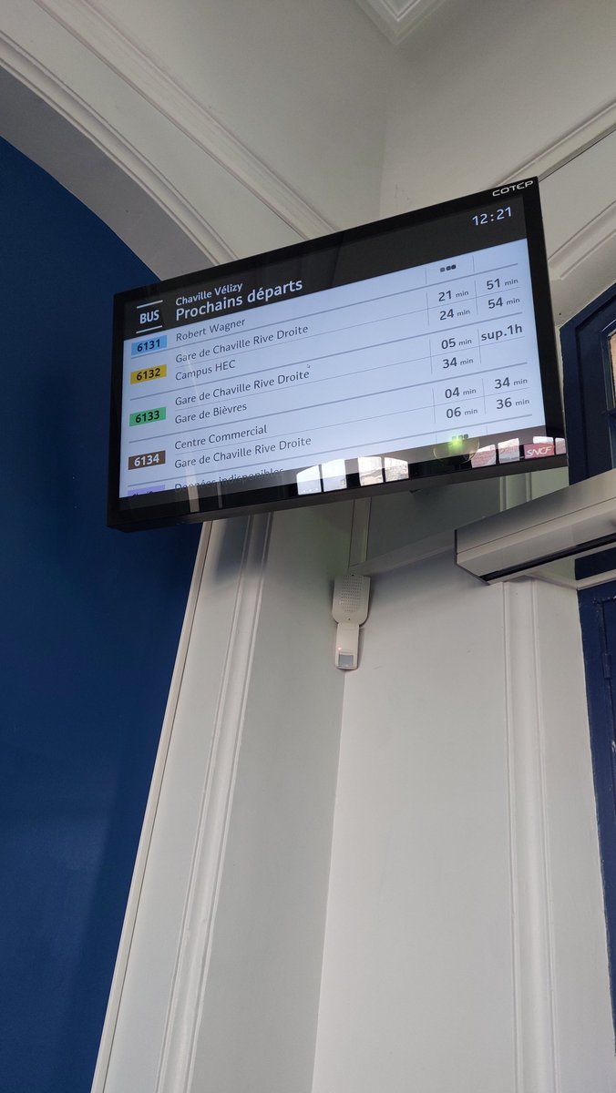 Leluchu's tweet photo. @RERC_SNCF Bonjour Celeste !
Sauriez vous m'expliquer l'intérêt d'avoir remplacé les horaires des RER par les horaires des bus dans le bâtiment voyageur juste à côté des voies de la gare de Chaville-Vélizy ? 
Merci :) https://t.co/1v3yRPm4I0