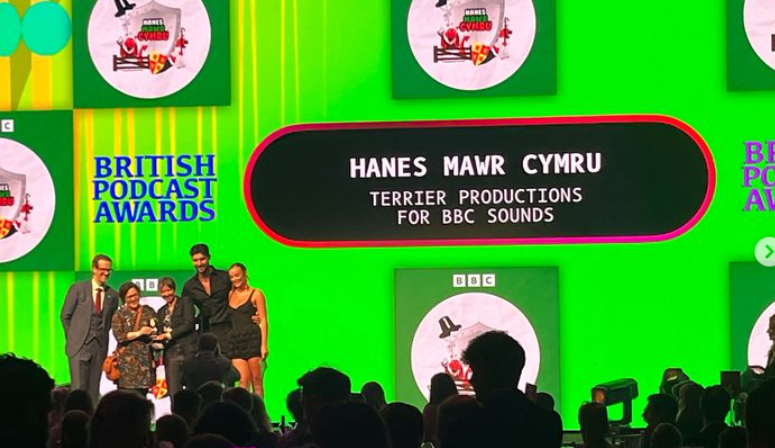Gwrandewch yma ar ein podlediad buddugol / Listen here to our award-winning podcast:

bbc.co.uk/programmes/p0c…

British Podcast Awards 2024:
Welsh Language Category: Hanes Mawr Cymru (Gold)
Kids Category: Hanes Mawr Cymru (Bronze)

#PodcastDay #InternationalPodcastDay