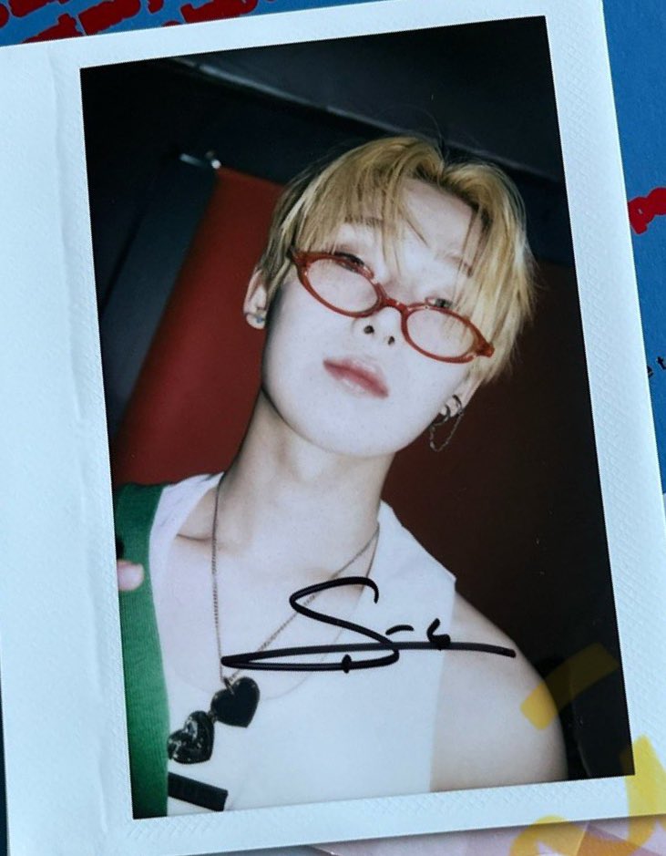 WHO HIDE THIS FROM ME😭😭😭 i miss his piercings😭😭😭😭😭