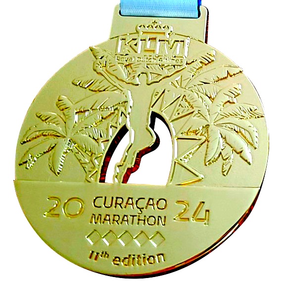 [BLING-BLING] Shiny Bling-Bling Gold medal 🤩 reveal! Click on the link for the Bling-Bling newsletter mailchi.mp/curacaomaratho…