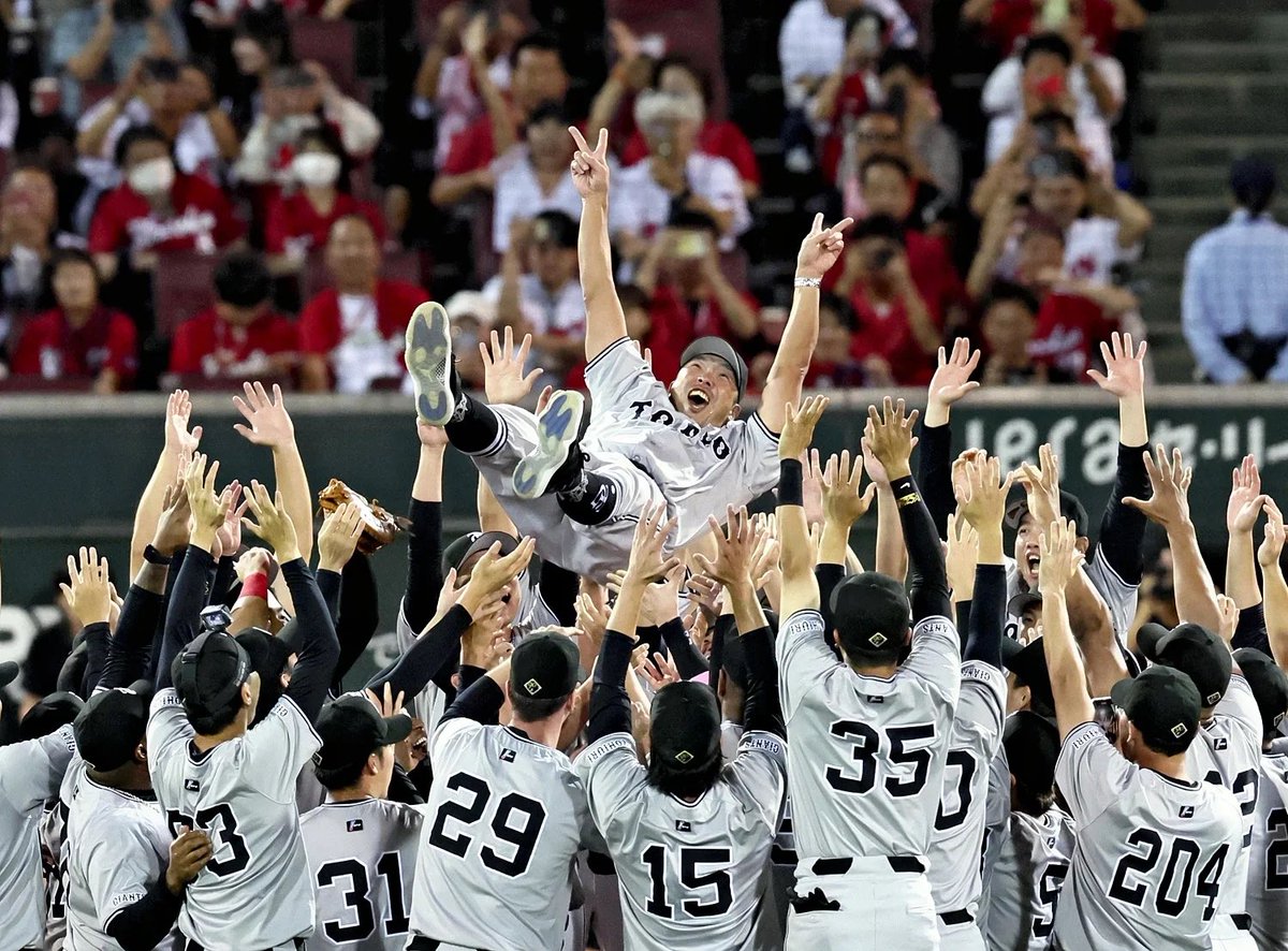 capone777x's tweet photo. プロ野球も優勝が決まってそろそろCSだし日本一予想大会でもやろうぜ。
見事的中した者の中から抽選で俺が持ってる野球グッズ（サインボールとか）をひとつプレゼントするぜ。
応募方法はRTしてからリプにチーム名を書くだけ。
締切は今週の金曜日。
ちなみに俺は日ハムの逆転日本一に期待してるぜ。 https://t.co/DDUoTtyLIx
