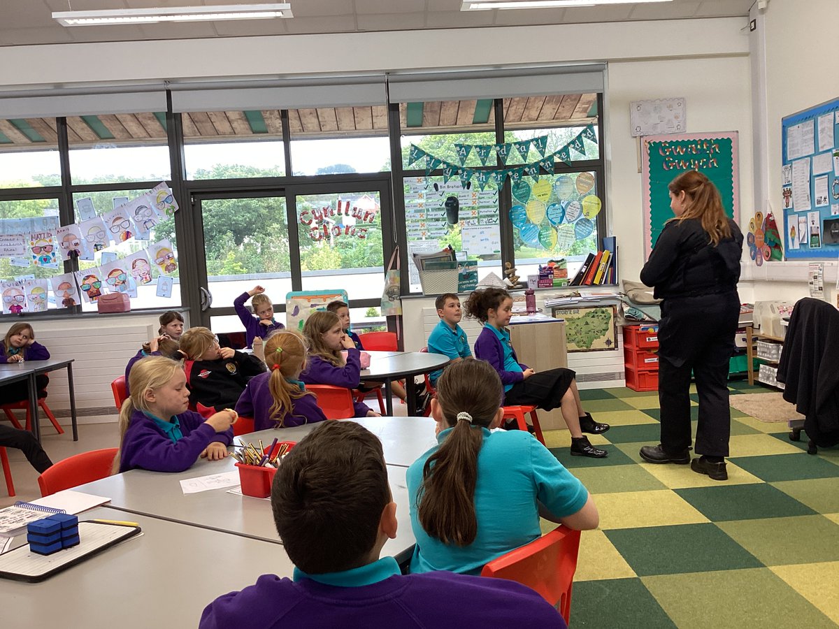 CarregHirfaen's tweet photo. Dosbarth Rhos yn mwynhau gwers โFfrind neu Elynโ gyda PC Hannah #RhosCH #ymaacacwCH https://t.co/BaxIyFnNyp
