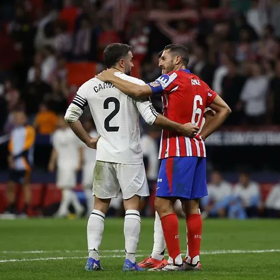 theMadridZone's tweet photo. ❗️Dani Carvajal saved the Madrid derby from suspension.

He picked up another object thrown from the stands in the final minutes of the derby and threw it off the pitch without saying anything because he knew the game could have been stopped if he did, as per @marca https://t.co/685Pi5Kh2x