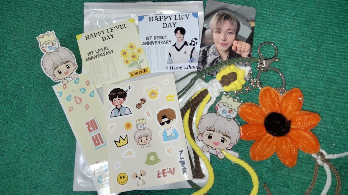 HOW CUTEEEEE 🥺🤏🏻

🌻HAPPY LE'V AND LE'VEL DAY🌻
Thankyouuu for making this cutie keychain <a href="/zaoville/">ZAOVILLE</a> 💛🤍

#WANGZIHAO #레비 #LEV #レビ
<a href="/LEV_Official_/">LE'V</a>