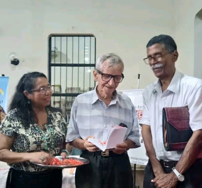 Bautizada novela Orituco de Oscar Pirrongelli Seijas eldiariodeguayana.com.ve/bautizada-nove… vía <a href="/DiariodeGuayana/">El Diario de Guayana</a>