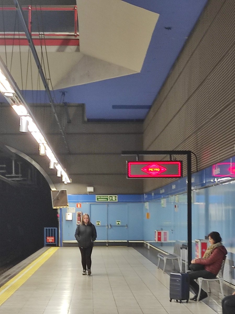 ruti87's tweet photo. Hola @metro_madrid... Qué significa no poner los tiempos de espera en ningún sitio?? Para que puedan tardar lo que sea y no nos quejemos? 🙂 https://t.co/ZHJx5MP9r1