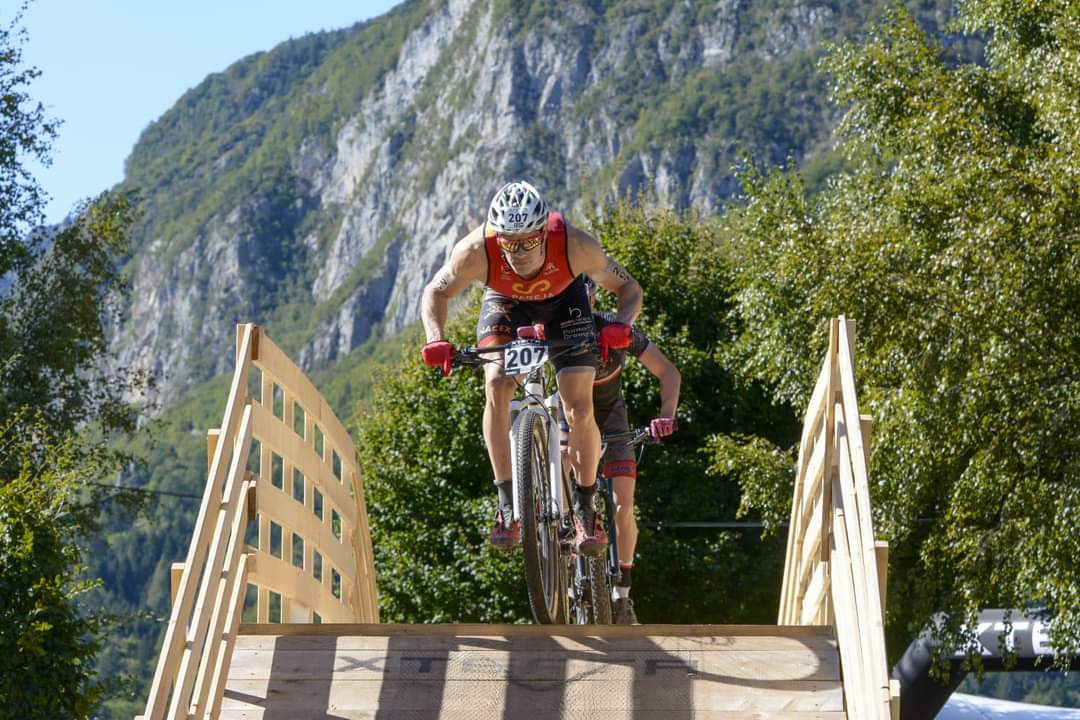 FUTER_ET's tweet photo. El soldado Pareja, del Regimiento "Asturias" 31 de la Brigada "Guadarrama" XII, se ha coronado Subcampeón Age Group, en el campeonato mundial de Xterra en Molveno, Italia, en la modalidad de triatlón.
#SomostuEjército
#EjércitodeTierra #BrigadaGuadarramaXII https://t.co/VJlTxIoGvI