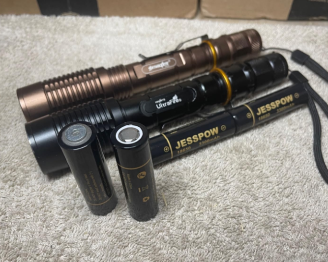 Jesspowus's tweet photo. The charger is capable of recharging AA &amp; AAA NIMH battery which is a nice feature as well. The included 18650 batteries are rated correctly for the fact they outlasted the 2500mah battery I have been using. https://t.co/dHlYf9hI8Z

#Lithium #Battery #USA #Fy #Vapes #vapemod https://t.co/X42BZ37RVO