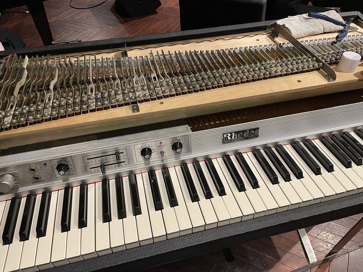 Shinya_Fujita_'s tweet photo. 今日の現場はここ！六本木のKEYSTONE CLUB TOKYO。今回は2年前に納品させてもらったRhodes Pianoの緊急修理に🎹
2年間大きなトラブルなく頑張ってくれてます。

TEE HOUSE Rhodes Piano ＆ オーディオ修理工房

#rhodes
#rhodes修理
#rhodespiano
#rhodespiano修理
#keystoneclubtokyo
#teehousemusic https://t.co/nVZJIzTpR8
