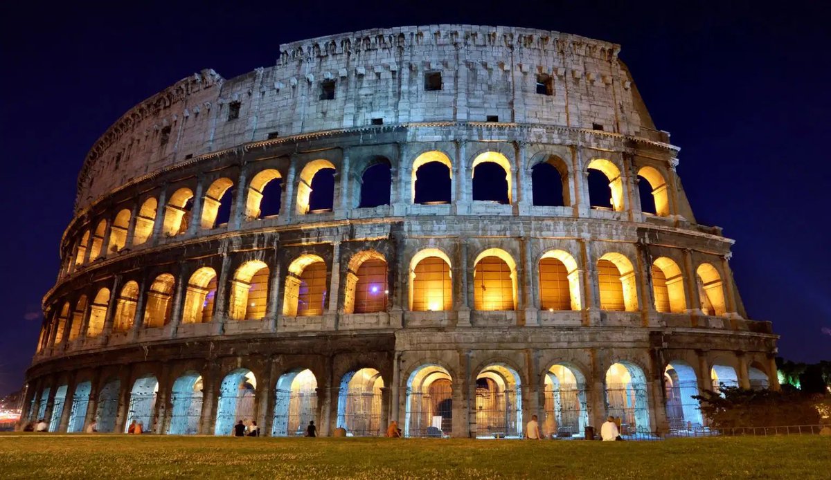Viajarium's tweet photo. 🇮🇹 No hay mejor experiencia que pasear y disfrutar de los rincones llenos de encanto de la ciudad de #Roma que, al caer el sol, se inundan de luces y sombras que tiñen de misterio. 

#Viajarium https://t.co/84GZvqUO3K
