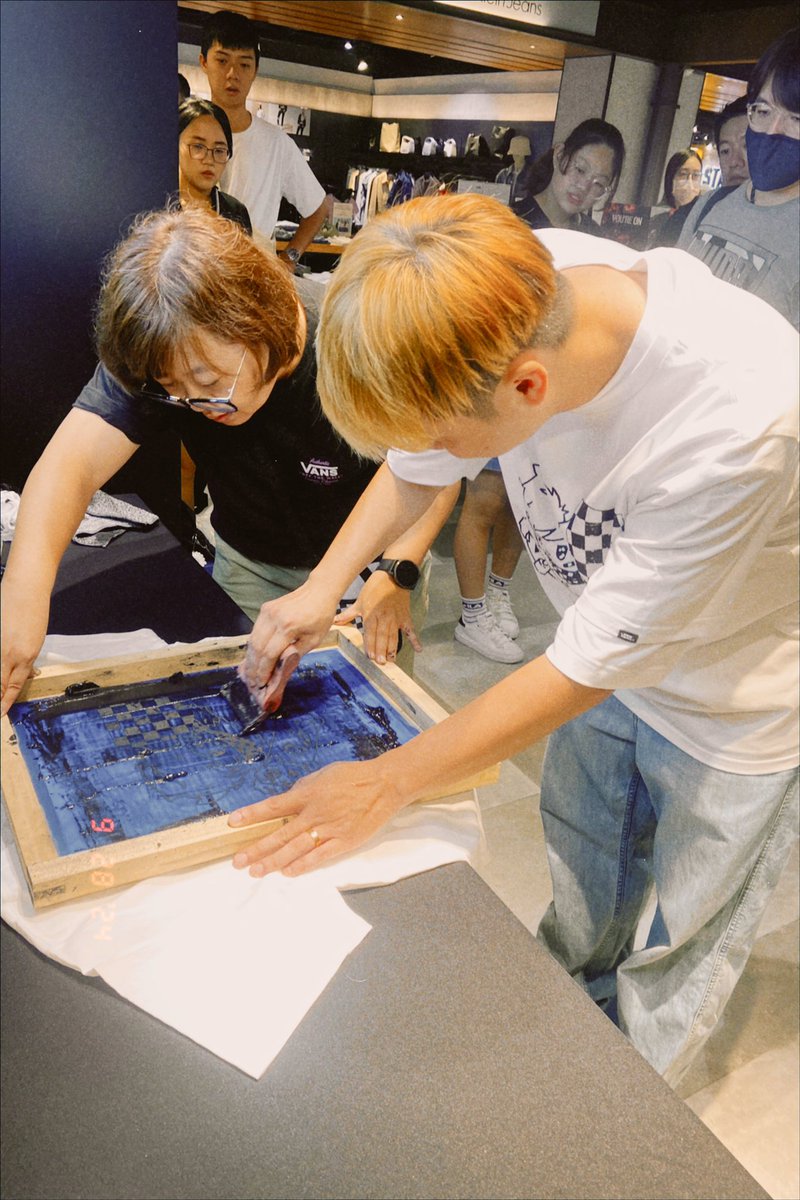 SHONSIDE's tweet photo. 今天的活動感謝前來的每一個朋友們
沒遇到的，我們之後還有機會的
自己手刷T真的還蠻有趣的
讓我想到以前上學的時候做作業的回憶
活動還是持續進行中～
還沒去看一比一大Nick的朋友有空記得前往
別錯過了
再次謝謝Vanstw和謝謝大家

🏁Vans 插旗西門街頭啦🤘🏻
全新 Vans品牌概念店
在台北誠品西門店1F https://t.co/O2mRaVf3U1