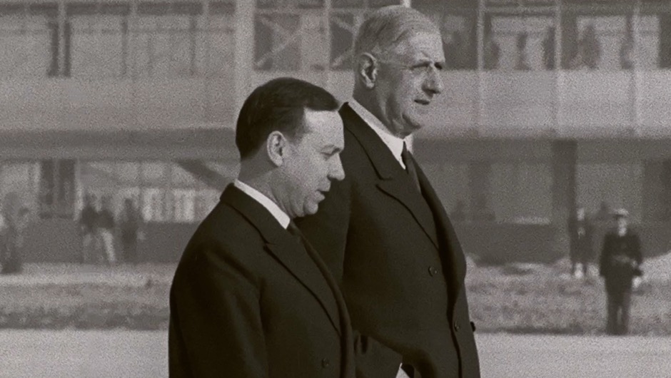 Gaullisme_Fr's tweet photo. 🇫🇷 30 septembre 1960, le Général de Gaulle adresse à Michel Debré, Premier ministre, une lettre avec ses directives sur la politique européenne de la France :

« 1. D’une manière générale, je pense qu’il faut, en ce moment, temporiser plutôt que s’élancer. Nous avons pris nos positions. Il est normal - même si c’est regrettable - que nos partenaires réagissent à leur manière à cet égard. Ne nous en impressionnons pas. L’Europe par coopération est, désormais, lancée. L’Europe de l’intégration ne peut s’y résigner aussitôt et sans transitions. Mais gardons-nous de jeter maintenant de l’huile sur le feu qui est allumé. Pour le moment, tenons-nous-en au foyer, plutôt que de tenter un brasier.

2. Il en est de même pour ce qui concerne l’organisation de l'Alliance atlantique. Il est très explicable que l’Allemagne, notamment, soit mal disposée au départ à l’égard d’une réforme qui déplairait aux Américains. Comme pour elle, la question de la refonte de l’alliance ne pourrait se poser pratiquement qu’à la suite d’un commencement de construction politique de l’Europe, ce n’est pas la peine de l’agiter, de la troubler avec cette affaire dès à présent. Je regrette, pour ma part, d’en avoir parlé naguère aussi franchement que je l’ai fait au chancelier Adenauer. Je le croyais plus vraiment européen que, sans doute, il ne l’est en réalité. Dès lors, sans revenir sur ce que nous avons dit, laissons entendre que, pour le moment, le problème n’est pas aigu.

3. Quant aux diverses Communautés, n’ayons pas l’air de nous en prendre directement à elles, non plus qu’aux traités qui les ont instituées. Si nous parvenons à faire naître l’Europe de la coopération des Etats, les Communautés seront ipso facto mises à leur place. C’est seulement si nous ne parvenions pas à faire naître l’Europe politique que nous en viendrions à nous en prendre directement aux premiers fruits de l’intégration.

4. Par-dessus tout, donnons l’impression d’être sereins, assurés et objectifs, non point menaçants et récriminateurs. Mais marquons bien, d’autre part, que nous avons une politique et que, compte tenu des circonstances et des moments, nous n’en ferons pas d’autre que la nôtre. »