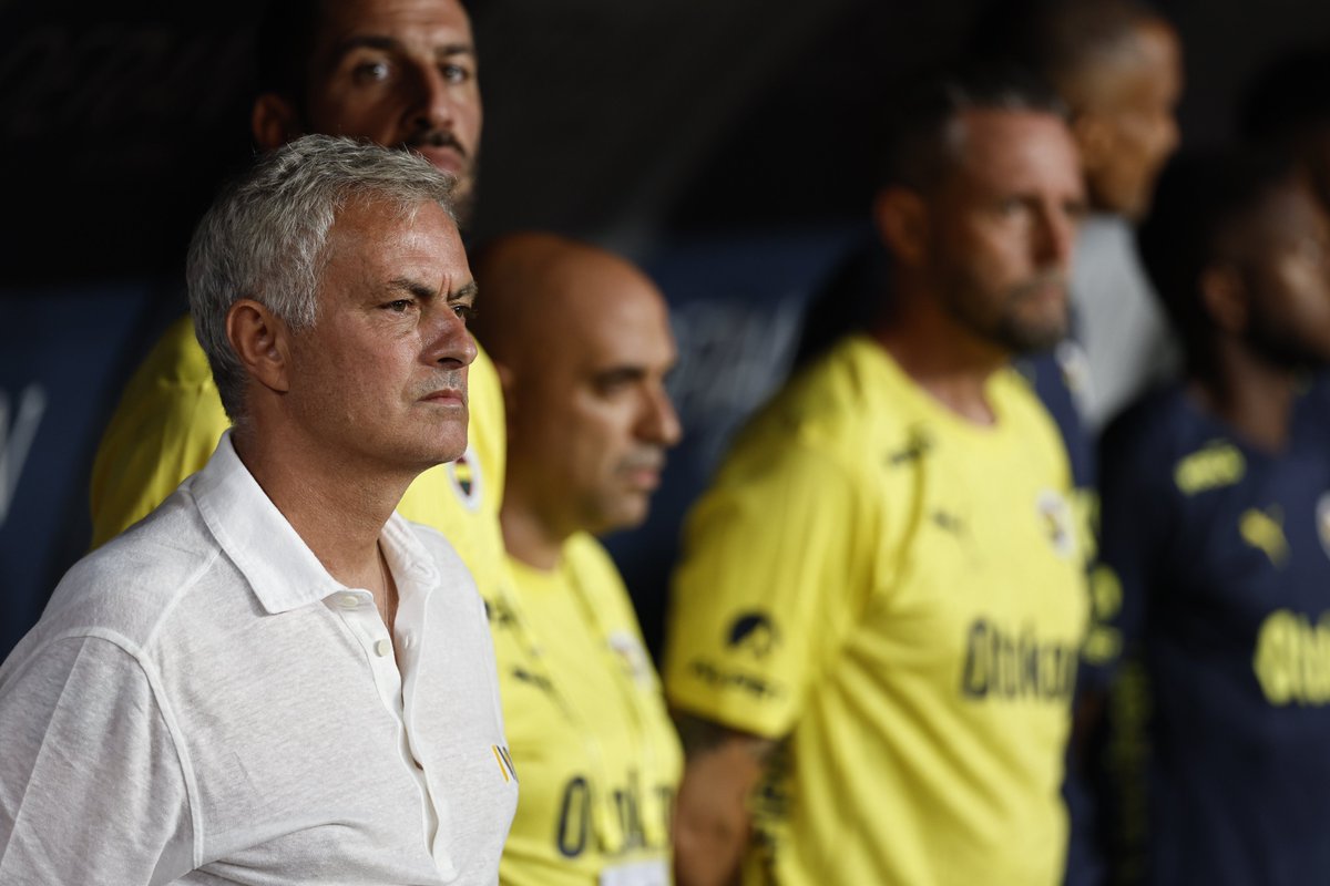 Ömer Üründül: "Ben Mourinho'nun ne yapmak istediğini anlamakta zorluk çekiyorum. Kulübede maçı izleme şekli de bir ilginç!"