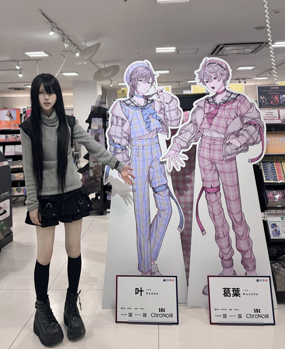 VAMPIREBATK's tweet photo. 腰の高さがおかしい。宇宙だ。
と撮影者に訴えている https://t.co/KHrw8n288i