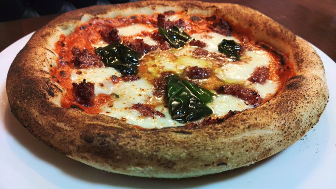 ピッツア生地は加発酵させた方がいい感じ あと直径22センチの1枚分は小麦120g～150gくらいあった方が薄すぎずソースが漏れ出さない 