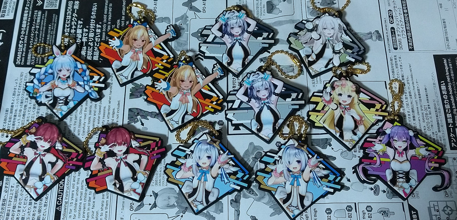天音かなた ,宝鐘マリン ,不知火フレア ,白銀ノエル ,角巻わため ,兎田ぺこら 「どうしてもぺこらさんを引きたくて結局一箱分買う事になったけど結構エグい重複するや」|えいちのイラスト