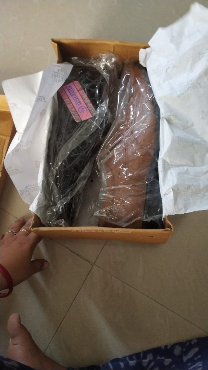 pragneshpp_'s tweet photo. Hey @myntra 
I have ordered Roadster sneakers from myntra. Product was delivered on 20 sept 2024. As I opened shipment I received two shoes of different sizes, different colours, two different shoes. This is what you do to your valuable customer. https://t.co/FVDHXnjhxy