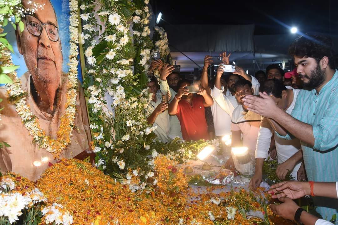 सांसद पप्पू यादव जी के स्वर्गीय पिता जी को श्रद्धांजलि अर्पित करते हुए। <a href="/pappuyadavjapl/">Pappu Yadav</a>
