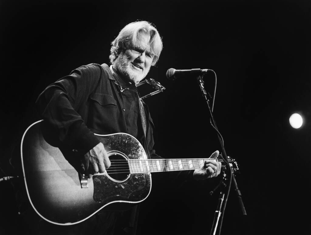 🕊️ «Quand vous verrez un arc-en-ciel, sachez que c’est lui qui nous sourit à tous»

⚫ L’acteur américain et star de la country Kris Kristofferson, qui a notamment inspiré Bob Dylan, est mort samedi à l’âge de 88 ans, a annoncé sa famille.

➡️ bit.ly/3Y2lxME