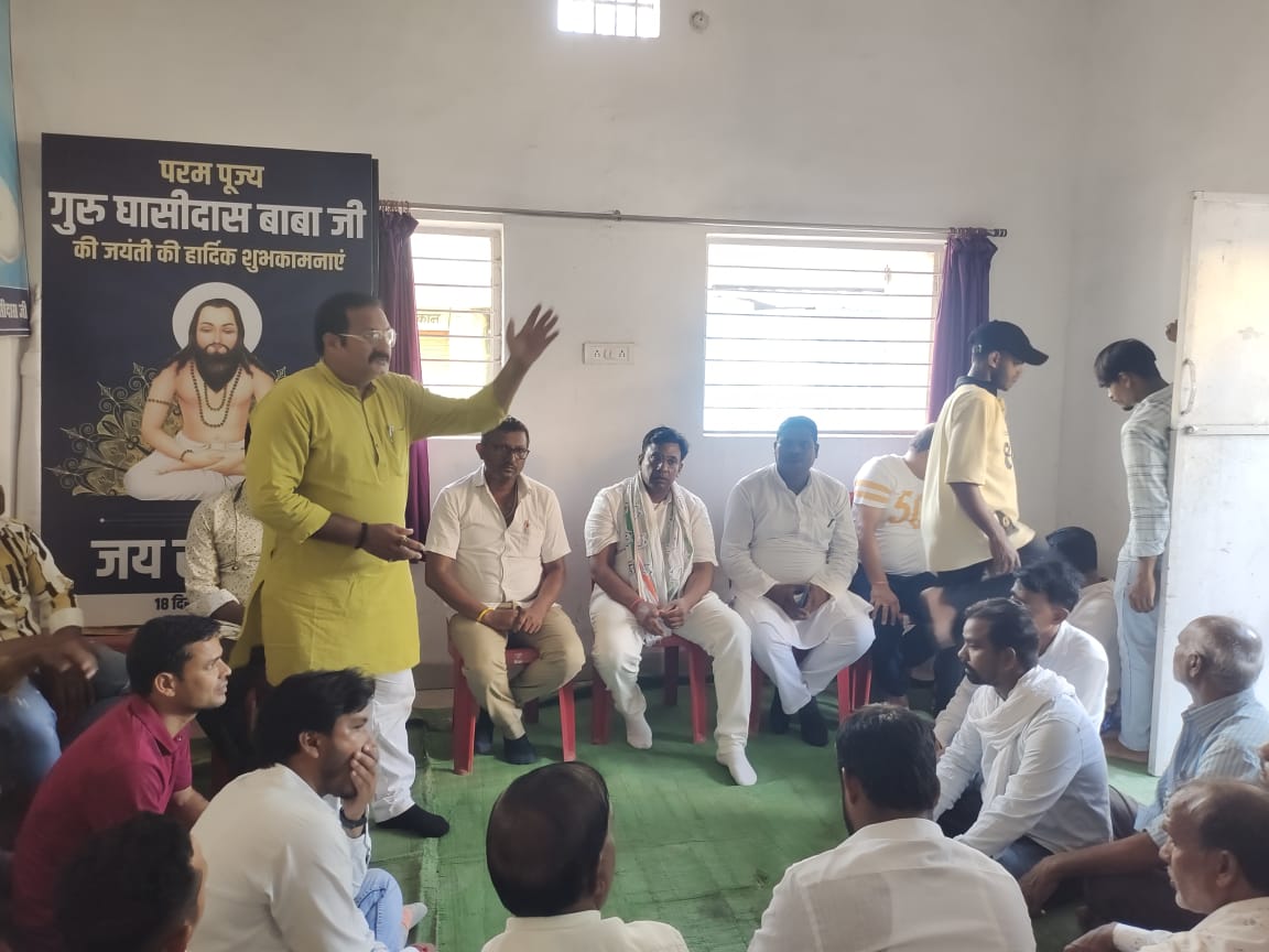 psharmainc's tweet photo. छत्तीसगढ़ न्याय यात्रा का 2 अक्टूबर को रायपुर में प्रवेश होगा, जिसे लेकर रायपुर ग्रामीण क्षेत्र में व्यापक तैयारियाँ की जा रही हैं। इस संदर्भ में महत्वपूर्ण बैठकें सोनडोगरी, गोगांव, गोदवारा, गंगानगर, भनपुरी, मोवा और बिरगांव में आयोजित की गईं। इन ब���ठकों में स्थानीय लोगों ने न्याय यात्रा को लेकर अपनी जिम्मेदारियों और सहभागिता पर चर्चा की। यह पदयात्रा सिर्फ विरोध नहीं, बल्कि जनता की आवाज़ को बुलंद करने का एक संकल्प है, जो छत्तीसगढ़ में न्याय और समानता की मांग को मजबूत करेगी। रायपुर में इस पदयात्रा का प्रवेश एक ऐतिहासिक क्षण होगा, जिसमें बड़ी संख्या में लोग जुड़ेंगे और सरकार को जनता की आवाज़ सुनने पर मजबूर करेंगे।

@bhupeshbaghel @DeepakBaijINC 
@INCIndia @INCChhattisgarh @IYC @IYCChhattisgarh
