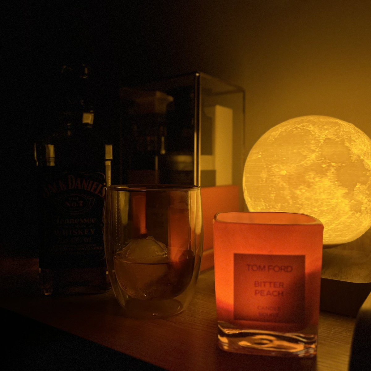 让我们喝一杯吧，然后热吻，相拥入睡