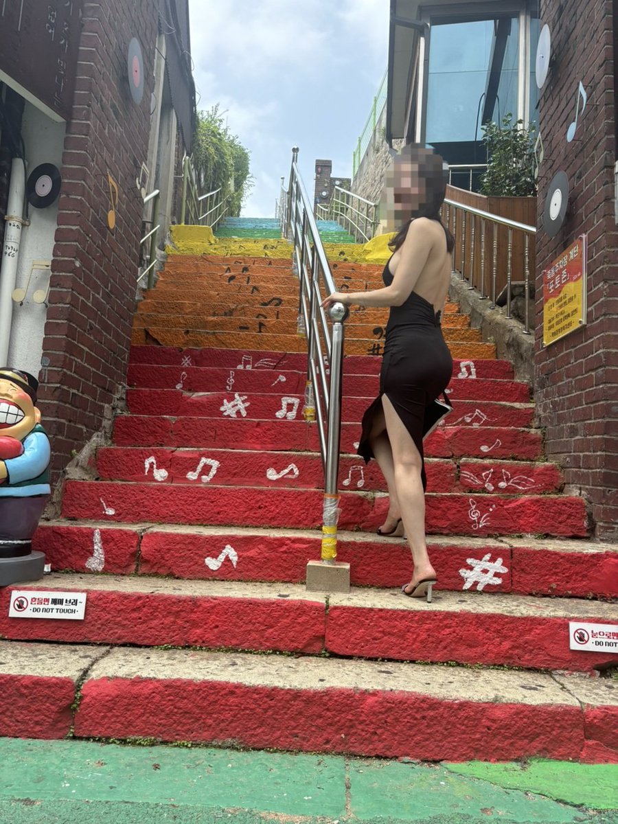 molae1552's tweet photo. 포토존이라고? 천국가는 길로보이는데... 결국 사진만 찍고 내려오신 그레이스 ❤️ https://t.co/dXG0OeNqNk