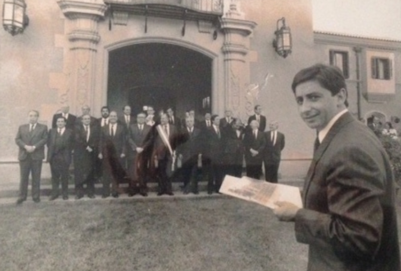 1988Chile's tweet photo. Durante un mes antes del #1988Plebiscito, a @fjceledon le tocaba llevar la cinta de la franja del NO al CNTV cada noche para que pasara por los censores. Aquí nos cuenta los trucos del equipo para lograr tener un poco más tiempo para terminar: https://t.co/01LLEfytSf https://t.co/ZL61oL4Se6