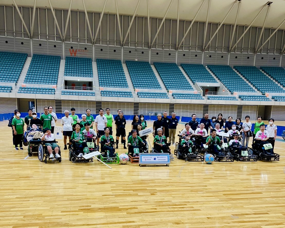 progressnara1's tweet photo. 昨日は第25回静岡県障害者スポーツ大会「わかふじスポーツ大会」に参加しました！
選手権大会前にいい経験を積むことが出来ました．
SFCデルティーズ，JPDソニック〜京都電動蹴球団，大会スタッフの皆さんありがとうございました！
#電動車椅子サッカー #サッカー #パラスポーツ #車いす https://t.co/MLq0M2suwO