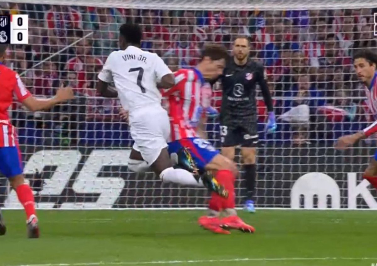 Vettaverso's tweet photo. El Madrid marca tras un PISCINAZO de Vinicius. Courtois lo celebra provocando a la grada. El Atlético empata y LO ANULAN (que raro) y cuando el VAR da el gol, Valverde llama hijo de p*ta al árbitro. 

Y tenemos que aguantar a estos cínicos haciéndose las víctimas. https://t.co/eb3BkgEIkM