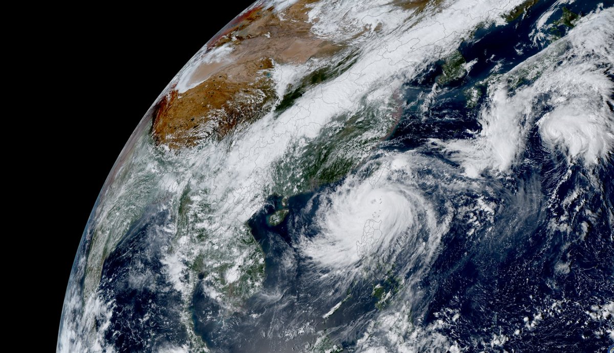 opplevelse's tweet image. Typhoon Krathon #20W and Tropical Strom Jebi  #19W approaching Taiwan and Japan respectively this afternoon as seen by Himawari-9. 

Krathon is currently a Cat 4 (SS) with 1 min sustained winds of 115 kt (JTWC).