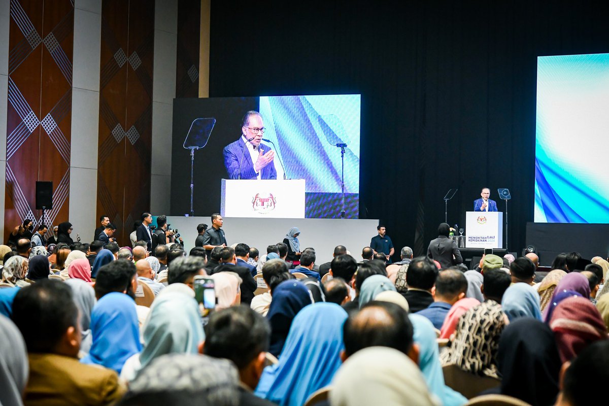 anwaribrahim's tweet photo. Ketika meluncurkan Simposium Kebangsaan 2024: Menoktah Kemiskinan di Pusat Konvensyen Antarabangsa Putrajaya (PICC) pagi ini, saya singgung pertikaian mengenai keberkesanan usaha pembasmian kemiskinan di negara ini sejak puluhan tahun lalu.

Umpamanya Dasar Ekonomi Baru yang diluncurkan pada 1971 dengan inisiatif yang secara langsung membasmi kemiskinan dan menstruktur masyarakat. Namun tiga tahun kemudian tercetus peristiwa Baling di mana
kelompok termiskin dalam negara bangun membantah berikutan pelaksanaannya dianggap tidak sampai pada maksudnya.

Peristiwa ini harus menjadi kejutan dan tamparan untuk menyedarkan golongan elit penguasa, elit ekonomi, penjawat awam, masyarakat sivil dan peniaga bahawa dasar yang diputuskan harus menyantuni dan menyelesaikan masalah rakyat di akar umbi.

Saya turut menegur wacana dan forum ekonomi anjuran pelbagai pihak yang jarang sekali membicarakan perihal permasalahan kemiskinan rakyat secara serius sedangkan ia amat mengesankan negara, khususnya golongan rentan yang dianggap tercicir dan terpinggir daripada arus pertumbuhan perdana.

Terkadang pelaksanaan inisiatif membasmi kemiskinan itu tidak membantu memerdekakan rakyat miskin dari segi ekonomi, sebaliknya hanya cukup untuk mereka meneruskan hidup dan perlu terus bergantung kepada penguasa, sekali gus mewujudkan sindrom kebergantungan seperti yang diungkap tokoh ekonomi Samir Amin.

Kerana itu Kerajaan menerusi Kementerian Ekonomi melaksanakan Inisiatif Pendapatan Rakyat (IPR) yang tidak sekadar tertumpu pada dana, sebaliknya memberi ruang untuk rakyat bekerja, membebaskan diri dari kancah kemiskinan dan tidak lagi bergantung pada bantuan.

Saya turut bicarakan soal pengagihan subsidi yang perlu diteliti semula supaya lebih adil dan saksama, terutama dalam bidang pendidikan sama ada di sekolah mahupun universiti kerana kaedah agihan semasa lebih menguntungkan golongan kaya.

Usaha merungkai masalah kemiskinan juga tidak semestinya hanya tertumpu pada soal ekonomi semata-mata, seperti mana pandangan Pendeta Za’ba yang mentafsirkan isu kemiskinan dari segi kemiskinan harta, kemiskinan ilmu dan kemiskinan budi pekerti.

Saya yakin dan percaya Malaysia mampu bebas daripada kemiskinan tegar dalam masa yang singkat jika semua agensi yang memikul amanah besar ini berupaya merangka dasar yang lebih menyeluruh, di samping bermuhasabah bagi menghentikan kebocoran, ketirisan dan pembaziran.

#MalaysiaMADANI
