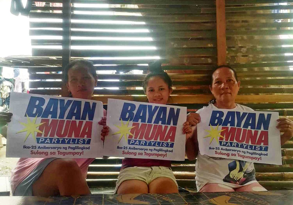 BayanMunaSMR's tweet photo. Pakikiisa ng mga residente ng Matina, Davao City sa 25th anniversary ng #BayanMuna!
#BayanMuna25 https://t.co/3zi6c099cJ