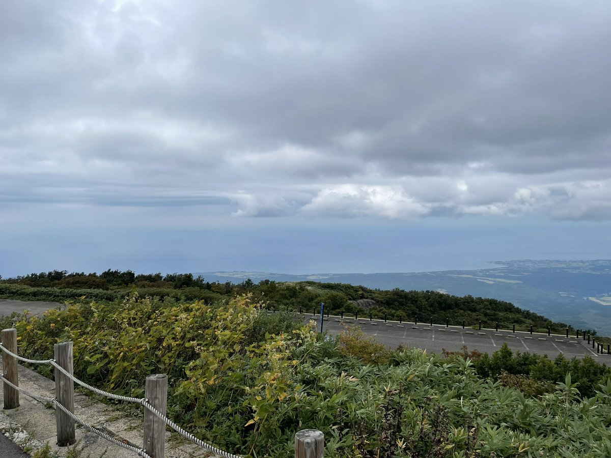 FF11tkdkBike's tweet photo. 少し曇っていましたが走りたくなったので鳥海山を登ってきました。
鳥海山象潟五合目鉾立まで行きましたが雲がすごく近く感じます。
街中はまだ暖かいですが上はやはり寒いですね。登山客やバイカーもまだまだいましたが防寒対策してから行きましょう。 https://t.co/KMKLiJeH7e
