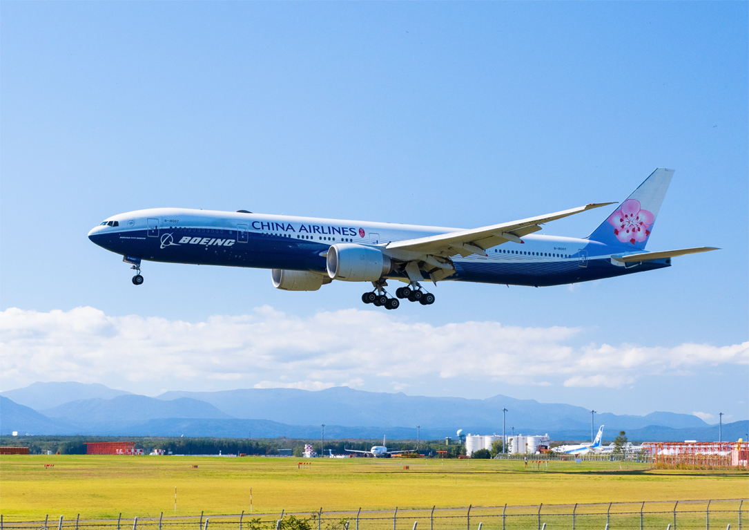 anadoriphoto's tweet photo. お散歩写続き~☆!
そう言えば~昨日はラッピングジェット結構来てましたね~☆
#CHINAAIRLINES
#B777300ER
#B18007
#ANA
#B737800
#JA51AN
#StarAllianceJet
#JAL
#A350900
#JA15XJ
#OneworldJet
#PeachAviation
#A320200
#JA823P
#太洋電業Jet
#RJCC
#ShinChitoseAirPort https://t.co/RT0GrDz4Np