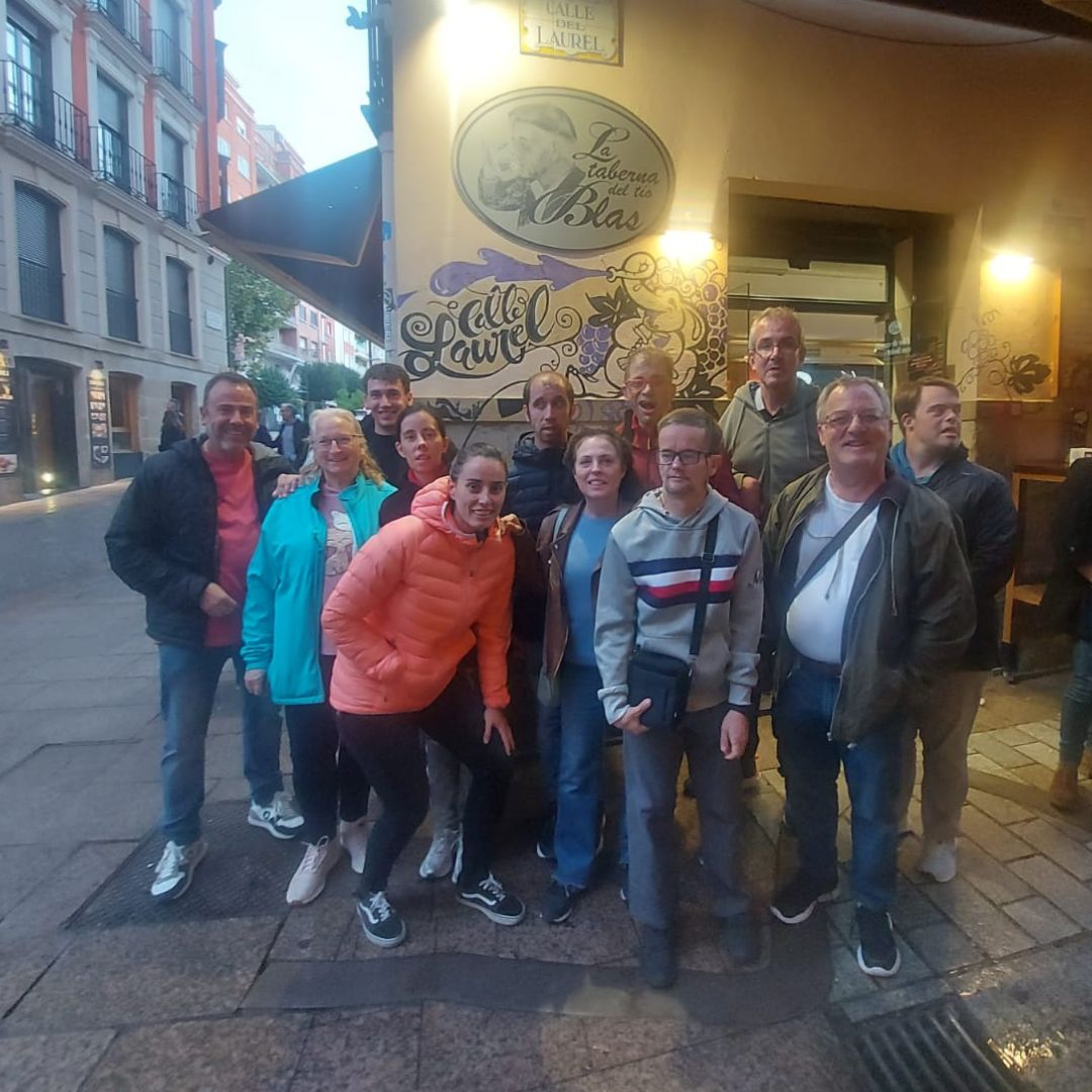 ataditeruel's tweet photo. Este fin de semana hemos participado en el I Torneo de la Vendimia de #petanca, organizado por #FERDIS en #Logroño. Además de #competir, hemos disfrutado de la ciudad riojana: ¡lo hemos pasado genial! https://t.co/UJI1G9L2e0