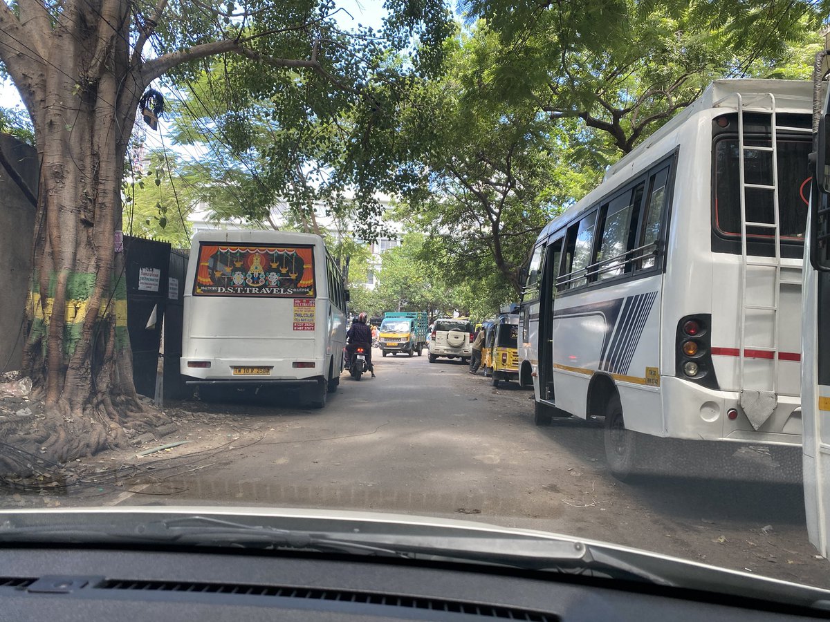 superflyTNT9's tweet photo. @ChennaiTraffic parked on both sides of single lane road. Location- PV Cherian Crescent/Victoria Crescent https://t.co/BI4wZniIkh