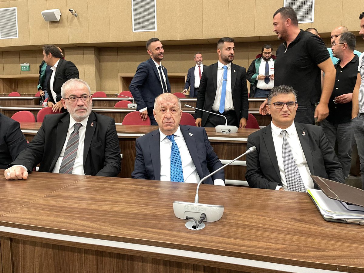 Sinan Ateş cinayeti davasında duruşmaya katıldık. Adaletsizliğin genel kural olduğu, halkın adalet kurumuna inancının ağır şekilde sarsıldığı bir dönemde Sinan Ateş’in annesi, eşi ve çocukları adalet arayışı içindeler. Tabii ilahi adaleti hiç unutmayalım. <a href="/zaferpartisi/">Zafer Partisi</a>