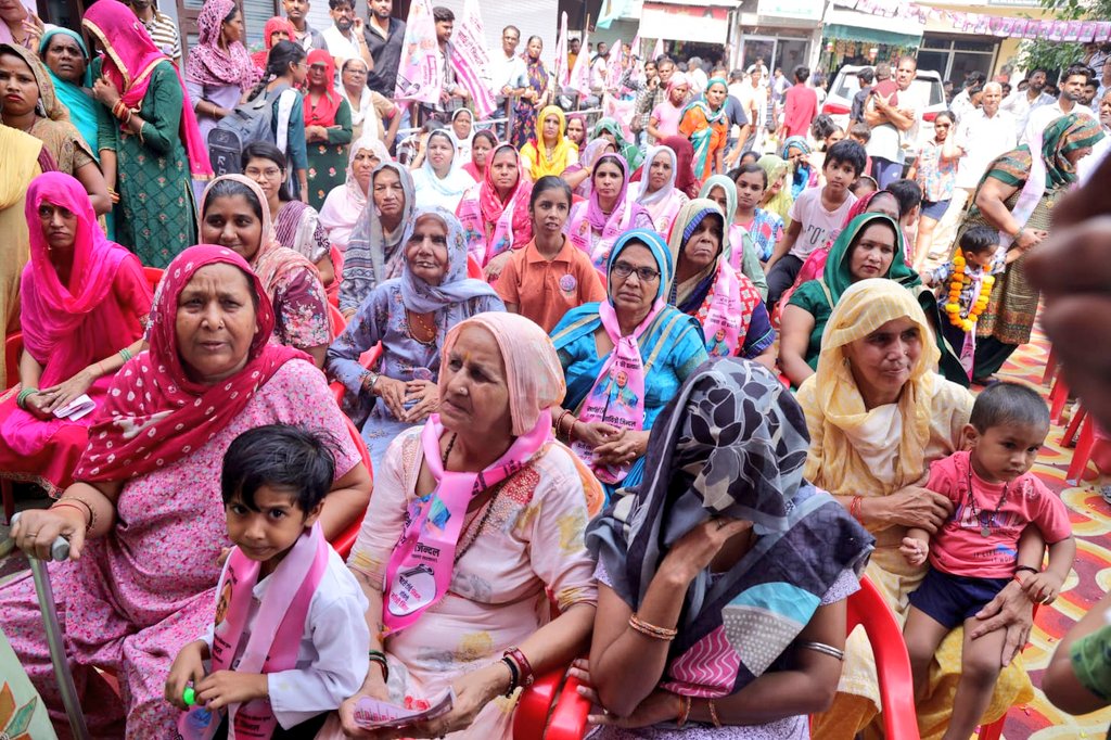 आज अर्बन एस्टेट और पड़ाव चौक के अपने हिसार परिवार के सदस्यों से मिलकर 5 अक्टूबर को बैटरी टॉर्च के निशान को भारी बहुमत से विजयी बनाने की अपील की। 

इस दौरान, पड़ाव चौक परिवार द्वारा मुझ पर जताए गए विश्वास के लिए हृदय से आभार। 🙏