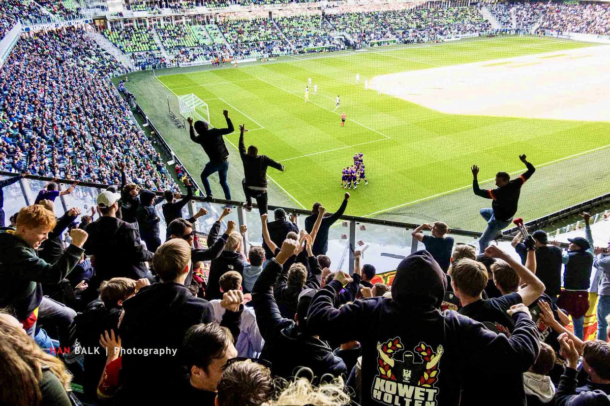 Go Ahead Eagles go Spider-Man on the netting at Groningen.

🕷️🕸️

📸 <a href="/HanBalk/">Han Balk</a> for Terrace Edition.