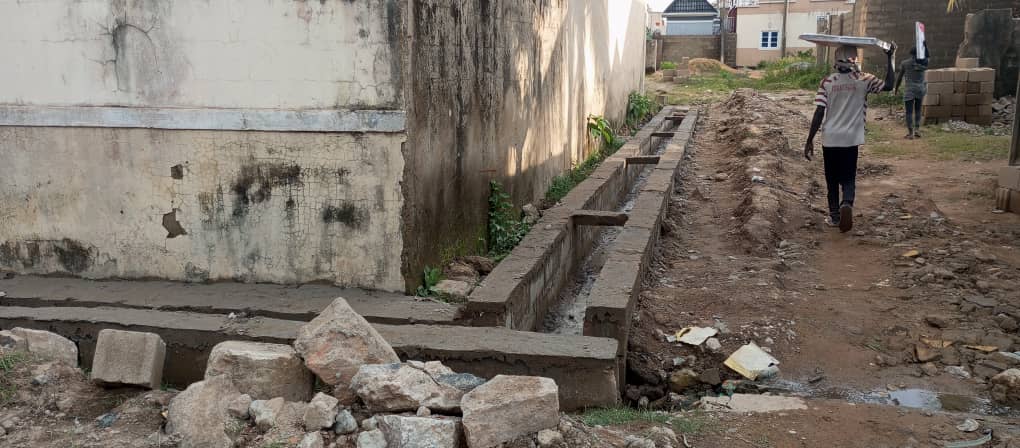 KSDPCLtd's tweet image. #OngoingWork
Infrastructure Development continues at the Malali Urban Renewal Site with casting of concrete caps for drainage channels along Namibia Close, Uganda Road and Gambia Crescent.

Signed
Saminu Gwadah
Ag Head, Public Relations
30.09.24