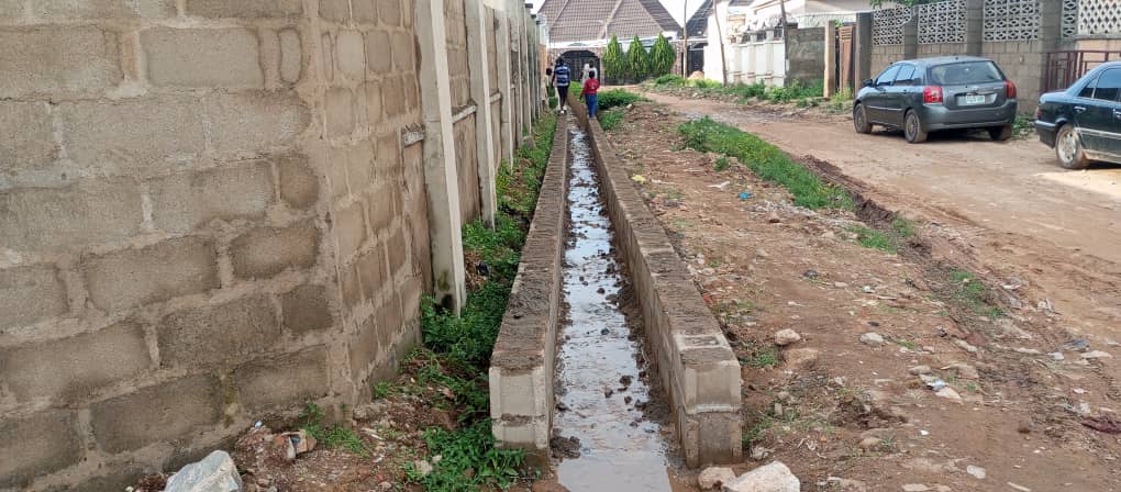 KSDPCLtd's tweet image. #OngoingWork
Infrastructure Development continues at the Malali Urban Renewal Site with casting of concrete caps for drainage channels along Namibia Close, Uganda Road and Gambia Crescent.

Signed
Saminu Gwadah
Ag Head, Public Relations
30.09.24
