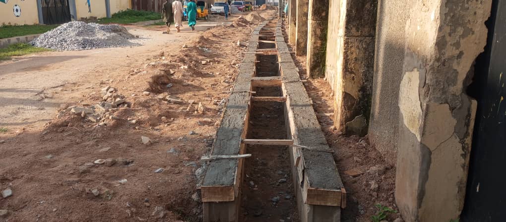 KSDPCLtd's tweet image. #OngoingWork
Infrastructure Development continues at the Malali Urban Renewal Site with casting of concrete caps for drainage channels along Namibia Close, Uganda Road and Gambia Crescent.

Signed
Saminu Gwadah
Ag Head, Public Relations
30.09.24