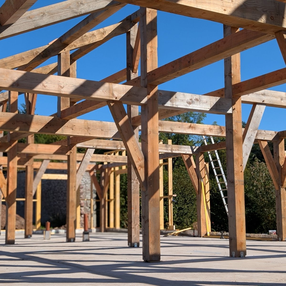 Carpenteroak's tweet photo. Site ∙ Single-storey oak framed house ∙ Kirriemuir, Scotland
⁠
#carpenteroak #construction #timberframe #timberdetail #architecturedesign #carpentryskills #framing #carpentrylife #carpentry #country #scotland #countryside #singlestoreyhome #oakframe #traditionaldesign #site https://t.co/4KMkiHJtGD